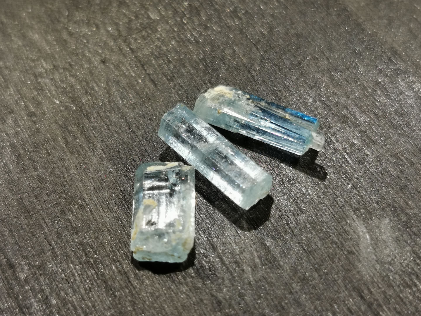 Lotto di tre di Acquamarine grezze 7,37 ct