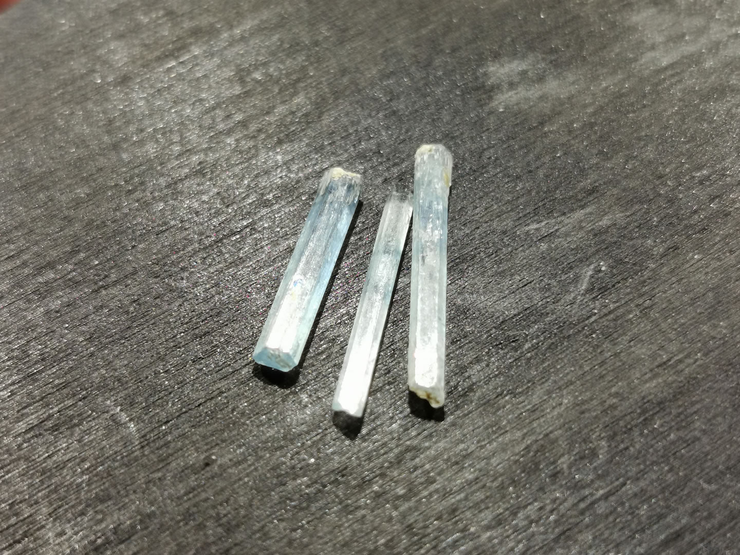 Lotto di tre Acquamarine grezze 2,23 ct