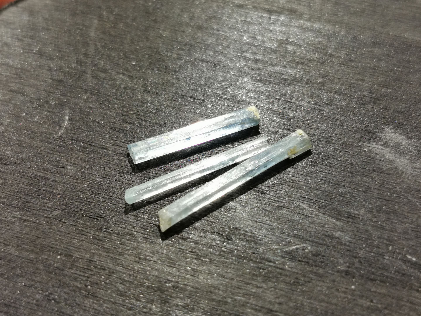 Lotto di tre Acquamarine grezze 2,23 ct