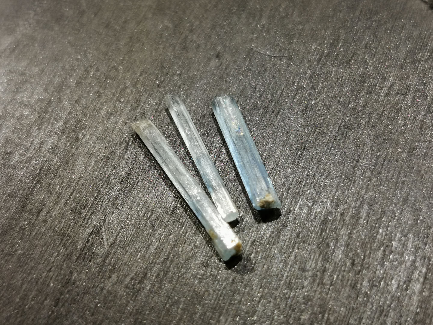 Lotto di tre Acquamarine grezze 2,23 ct