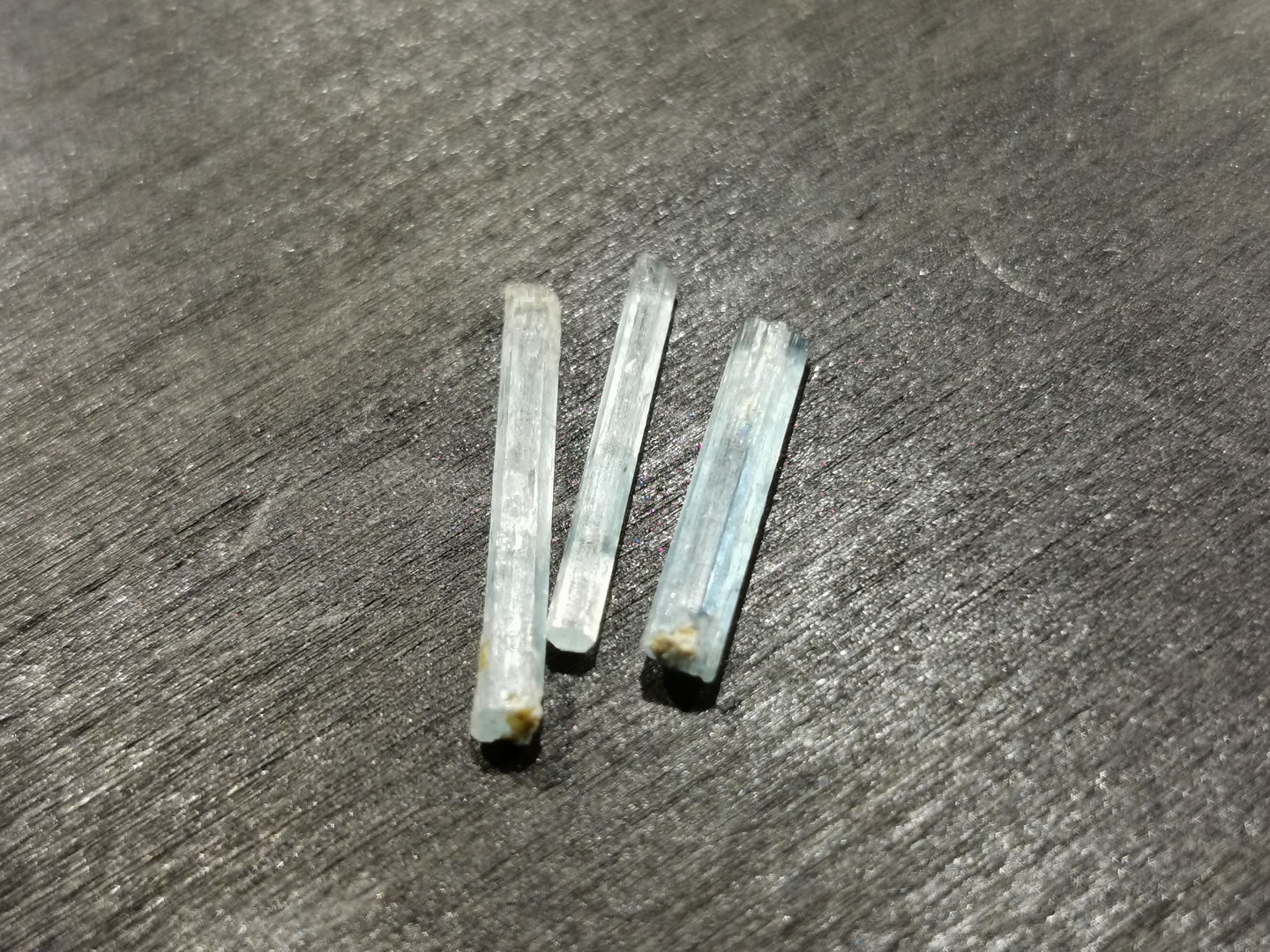 Lotto di tre Acquamarine grezze 2,23 ct
