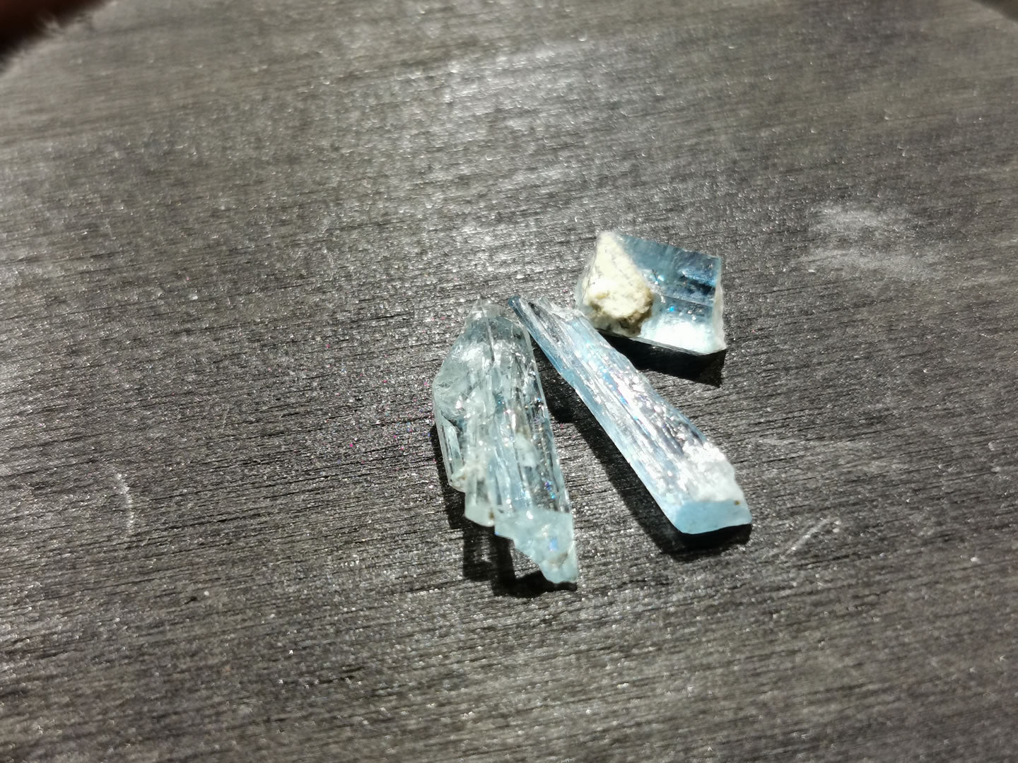 Lotto di tre Acquamarine grezze 3,80 ct
