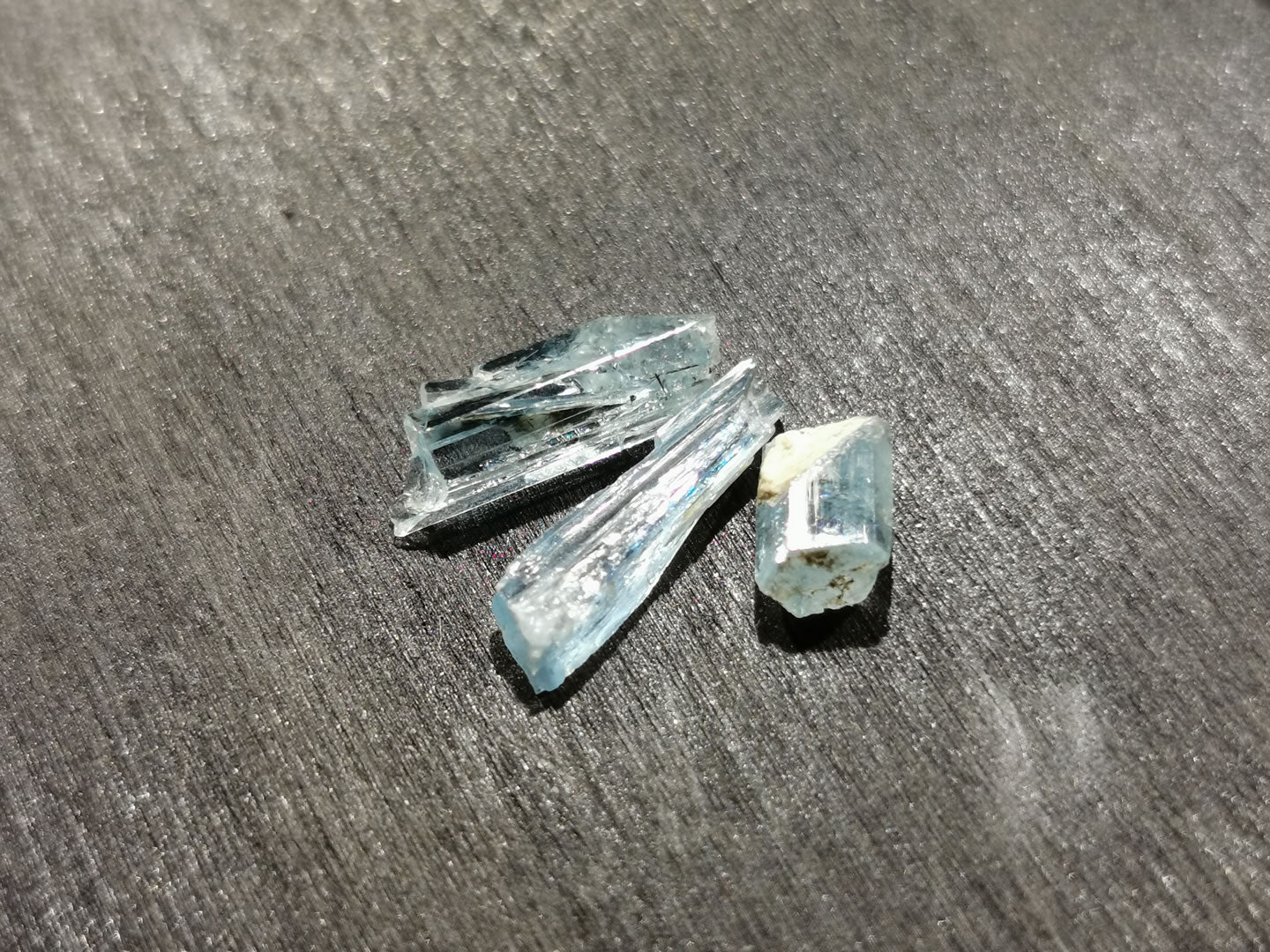 Lotto di tre Acquamarine grezze 3,80 ct