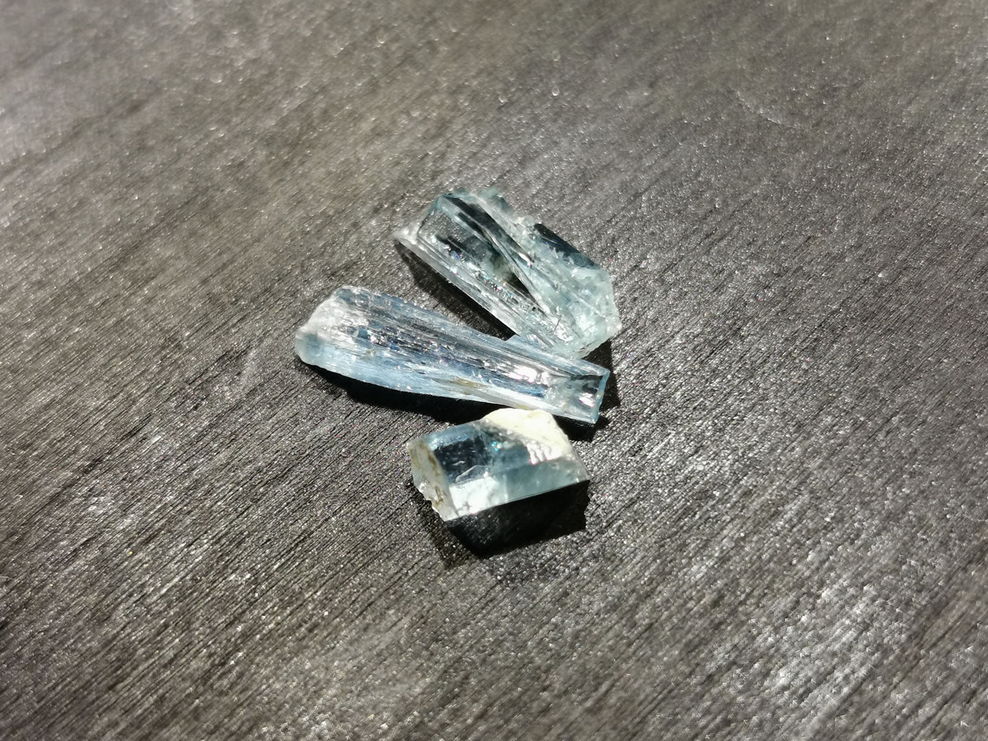 Lotto di tre Acquamarine grezze 3,80 ct