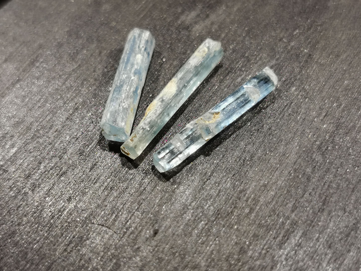 Lotto di tre Acquamarine grezze 6,67 ct
