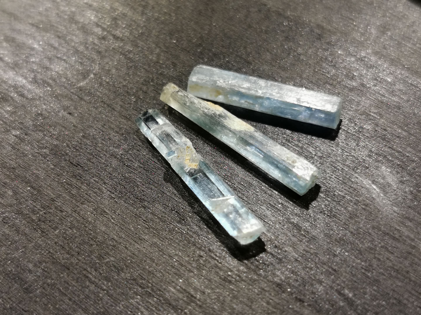 Lotto di tre Acquamarine grezze 6,67 ct