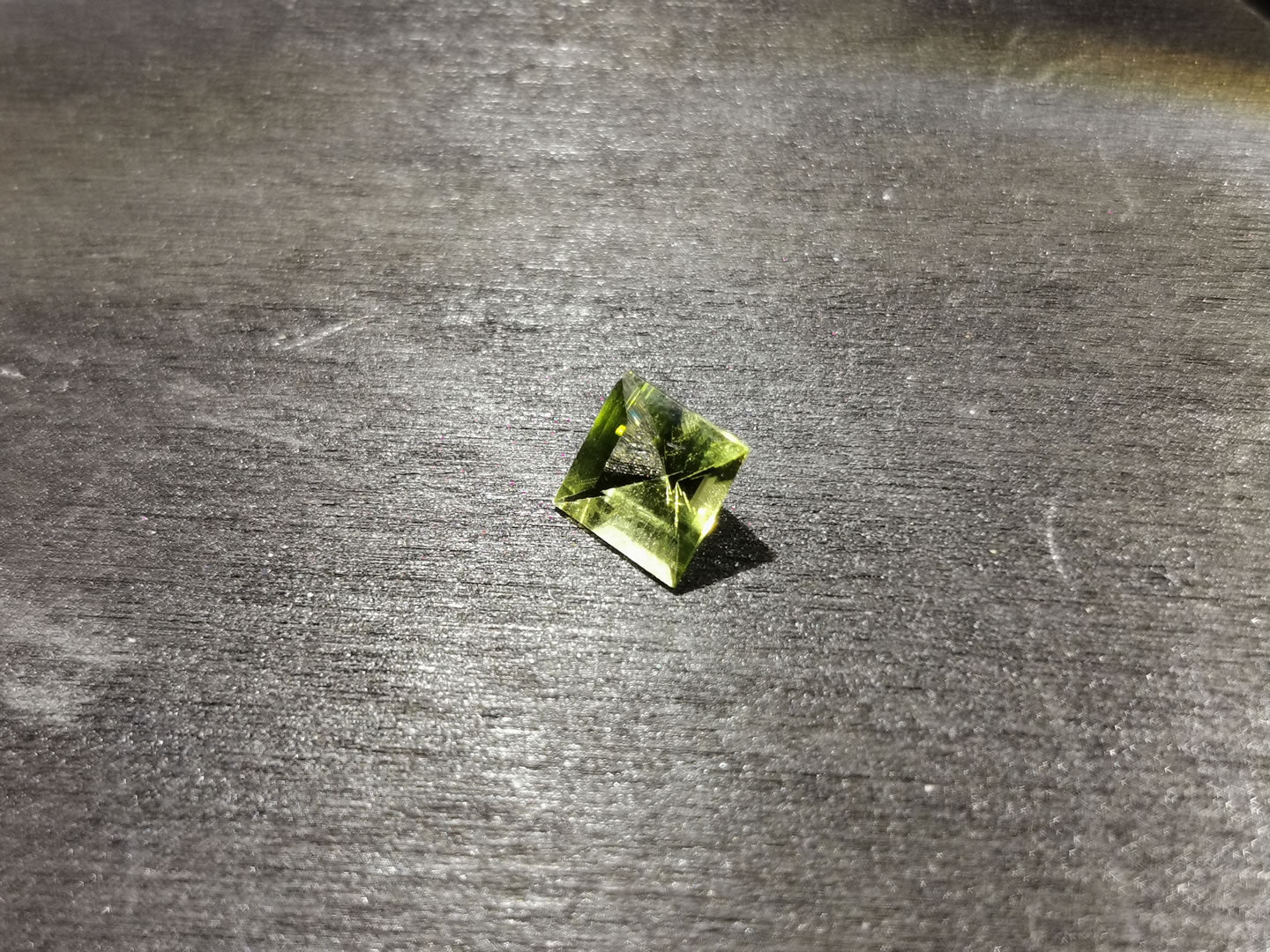 Peridoto taglio carré 0,96 ct