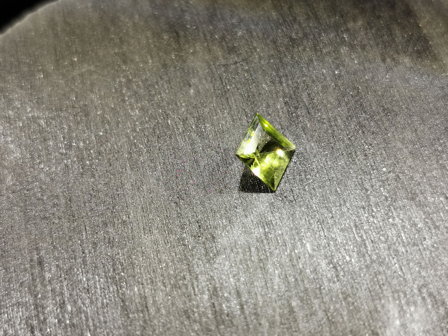 Peridoto taglio carré 0,96 ct