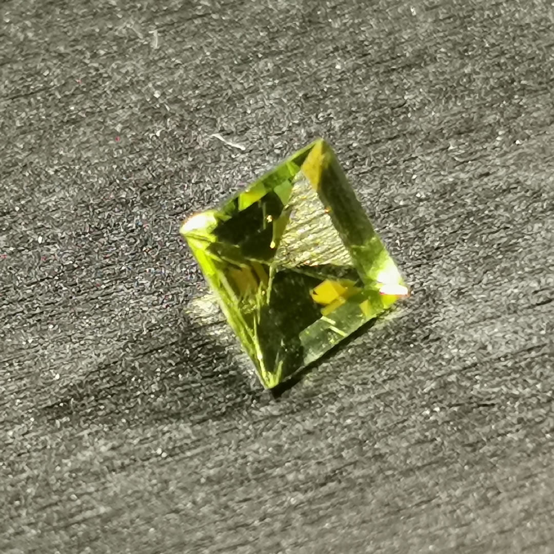 Peridoto taglio carré 1,09 ct