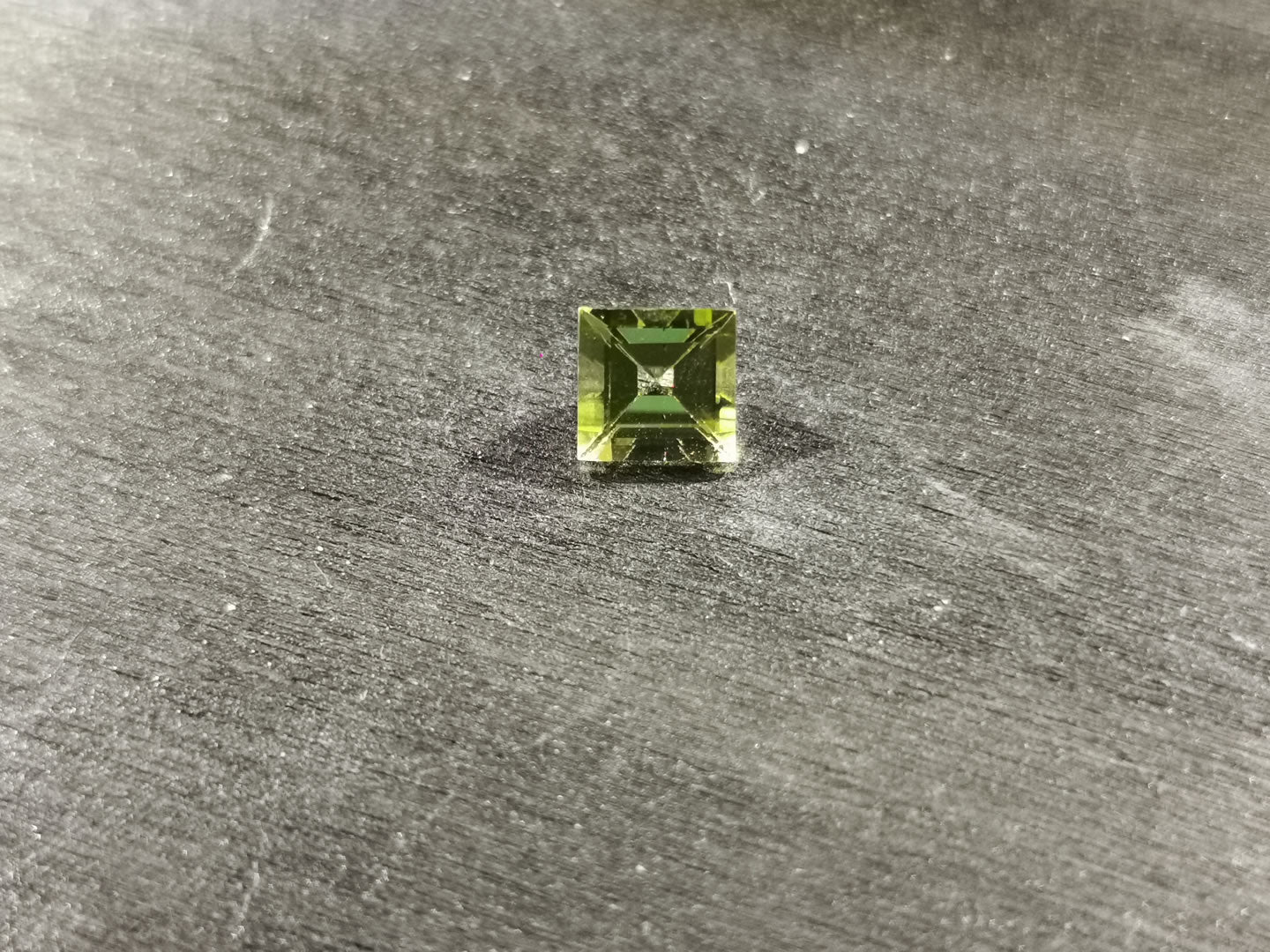 Peridoto taglio carré 1,09 ct