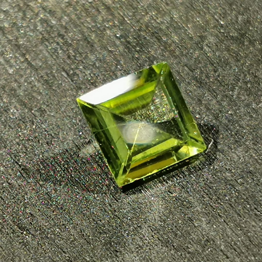 Peridoto taglio carré 1,17 ct