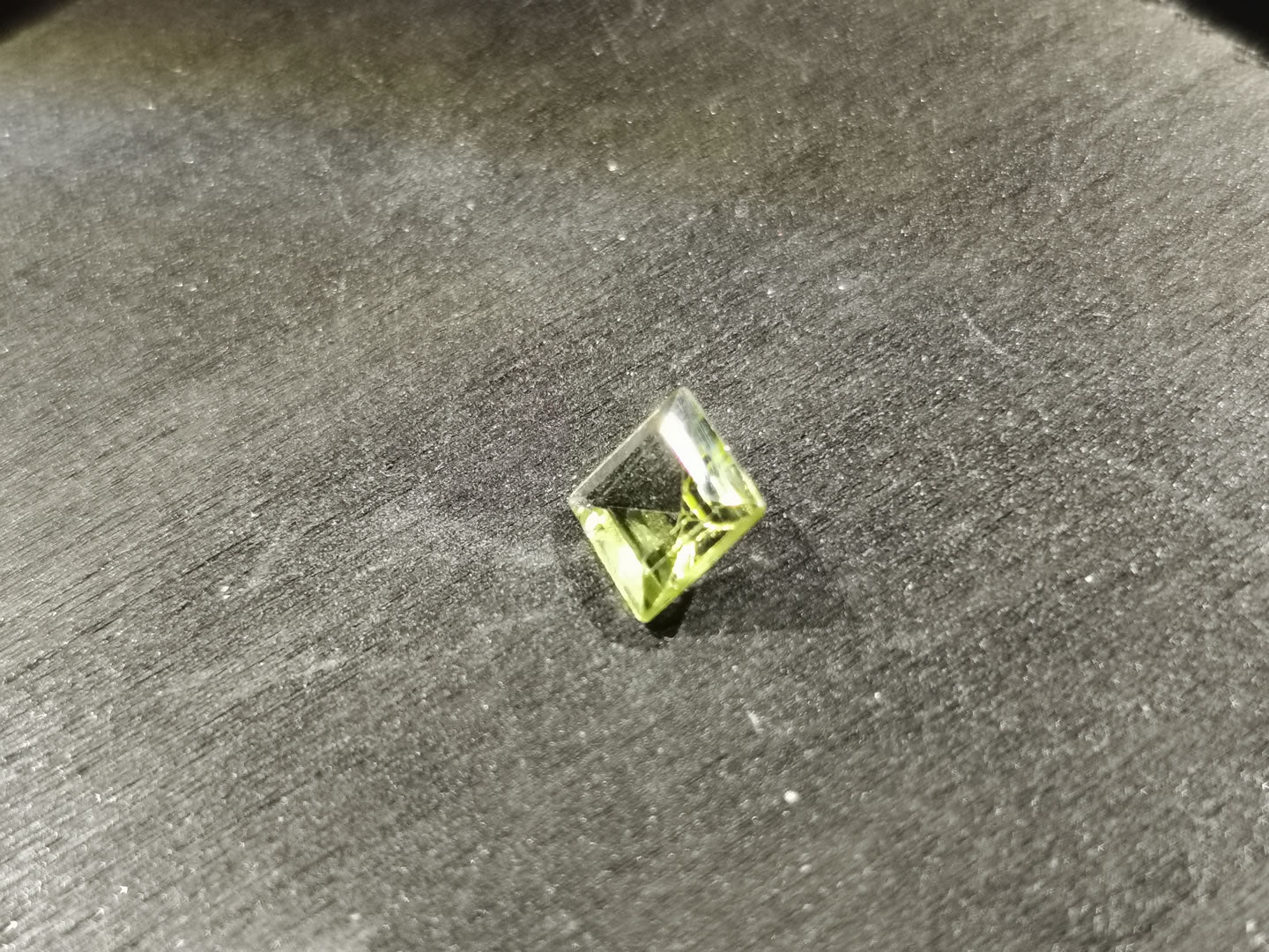 Peridoto taglio carré 1,17 ct