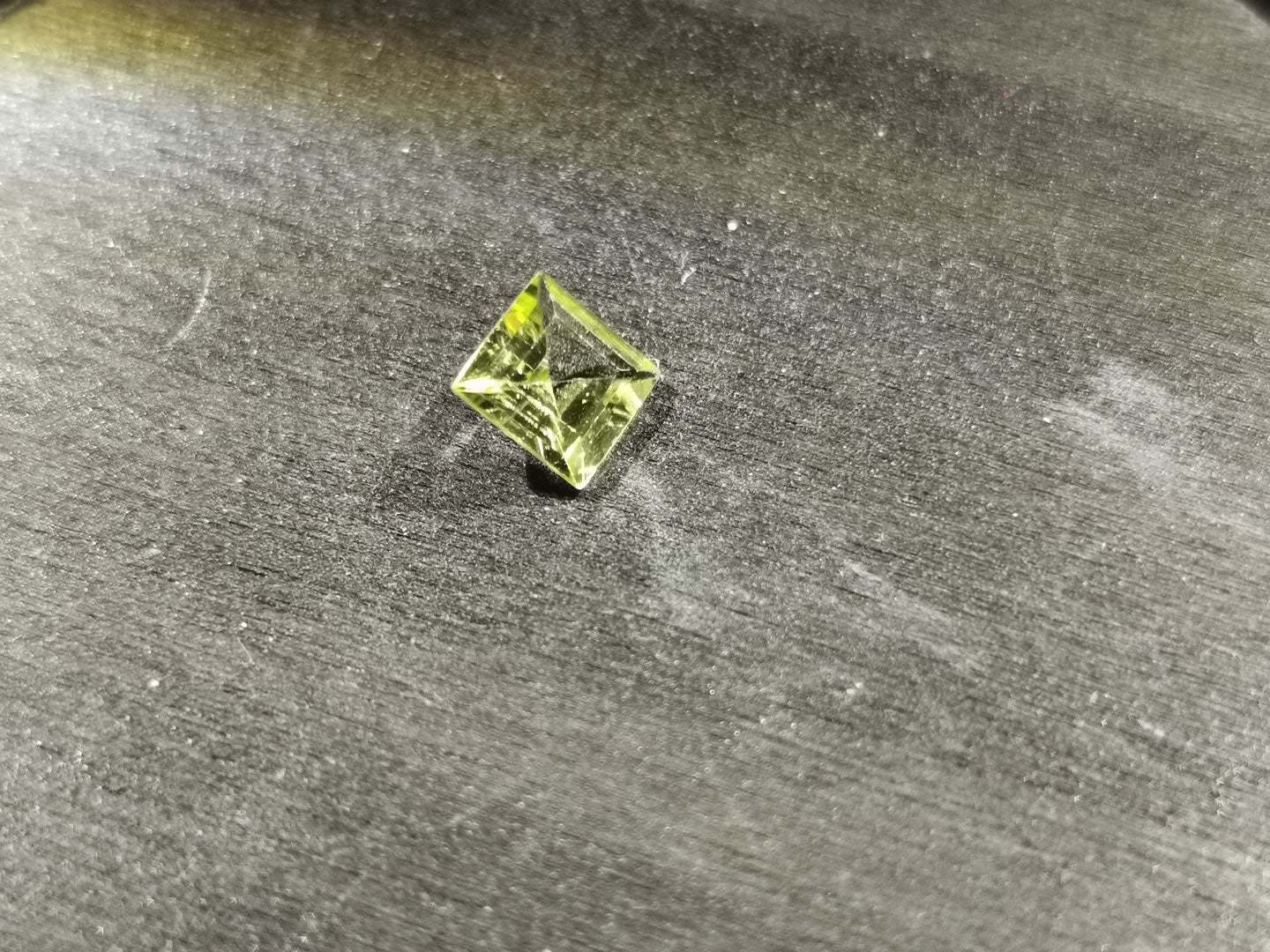 Peridoto taglio carré 1,17 ct