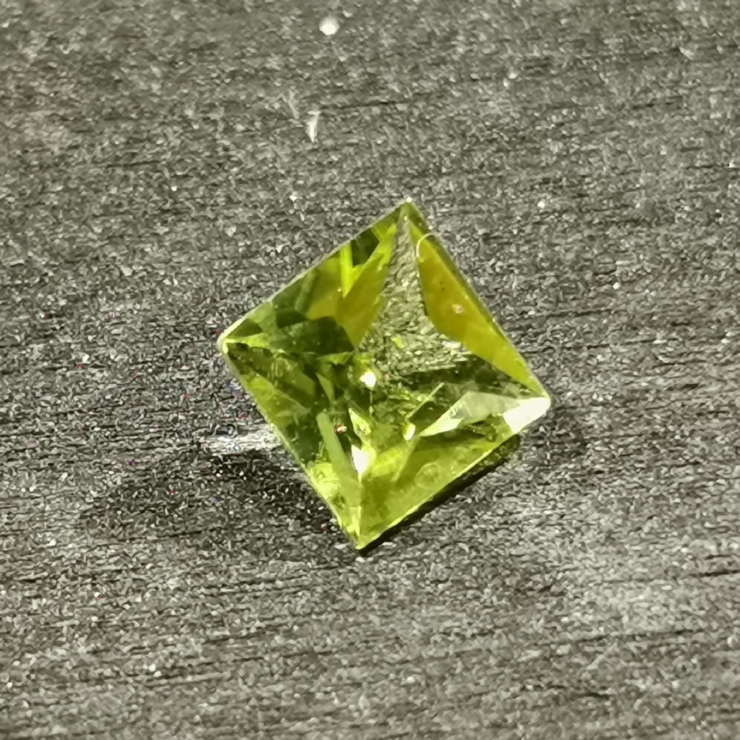 Peridoto taglio princess 0,94 ct