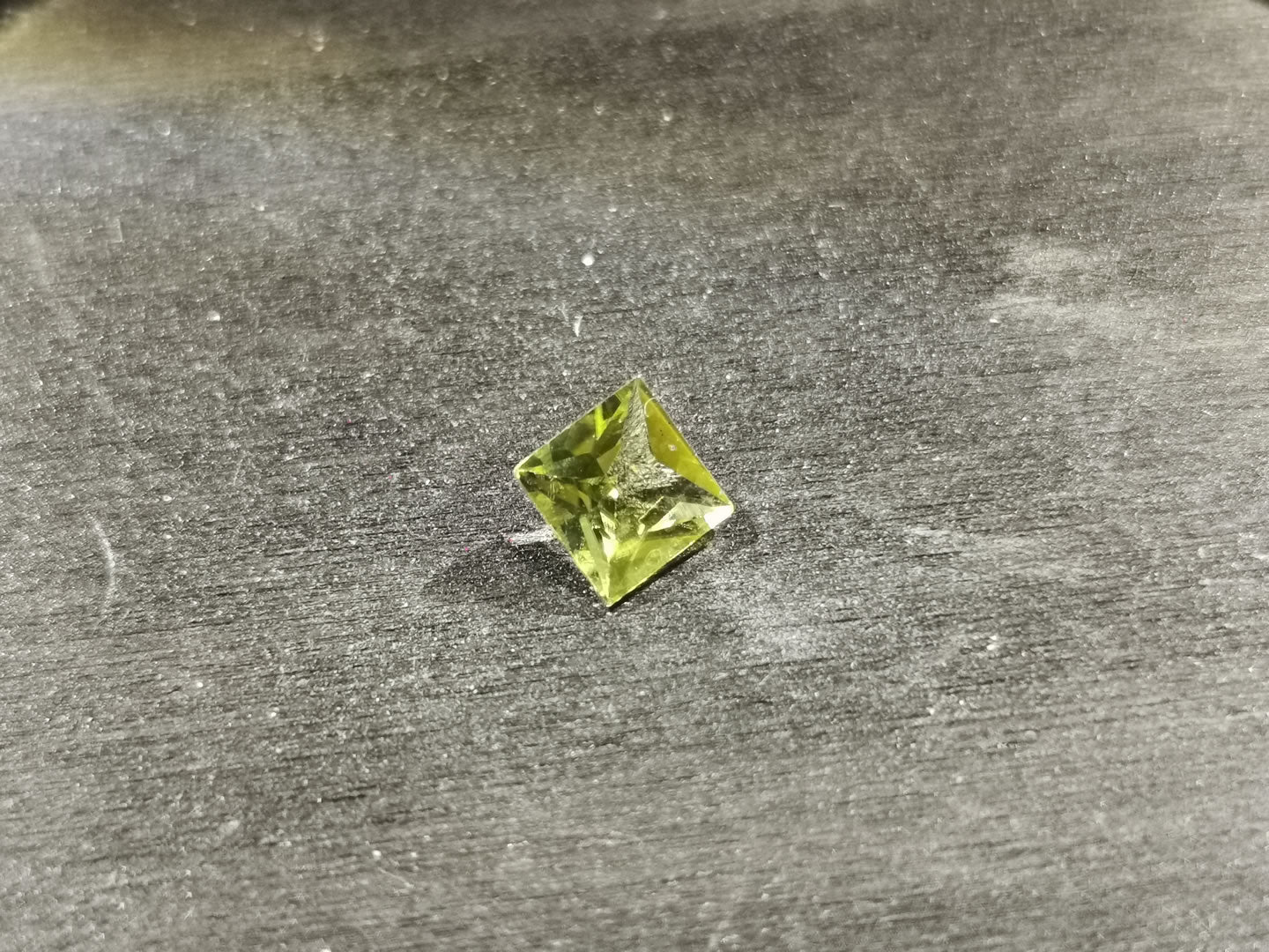 Peridoto taglio princess 0,94 ct