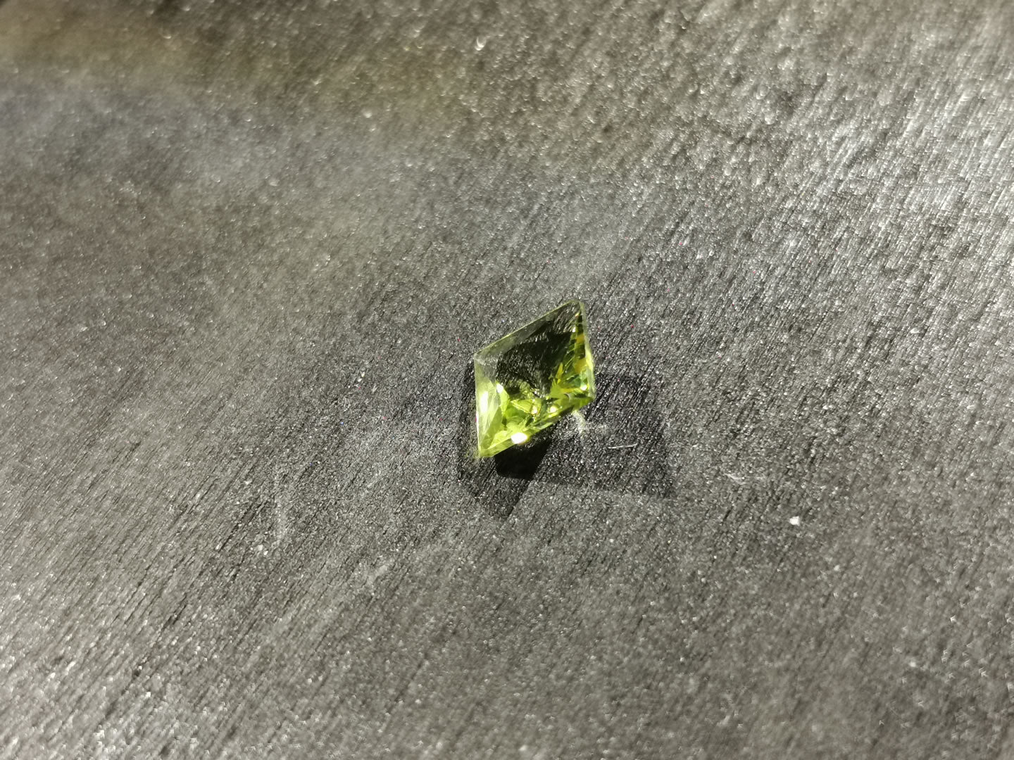 Peridoto taglio princess 0,94 ct