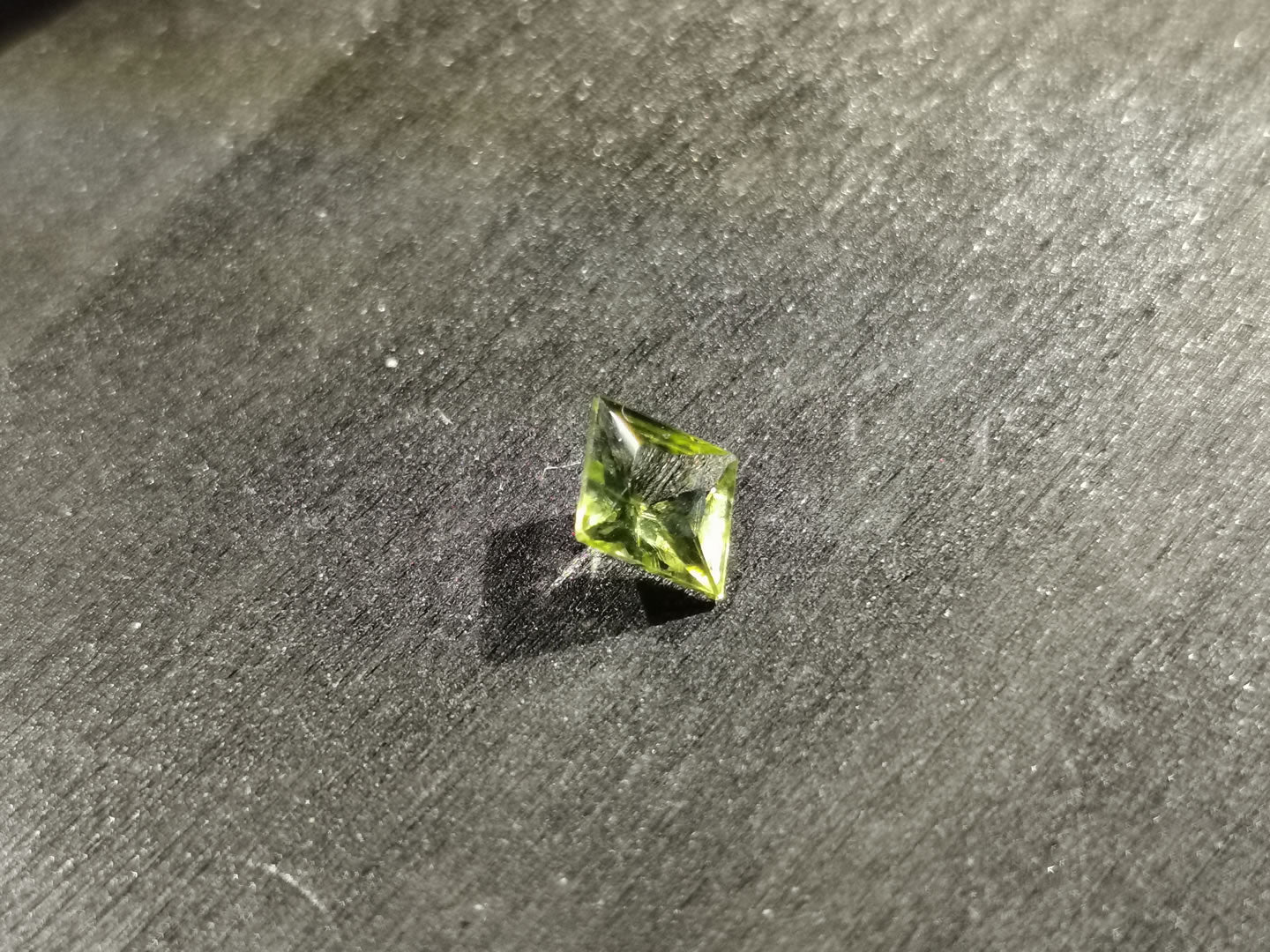 Peridoto taglio princess 0,94 ct