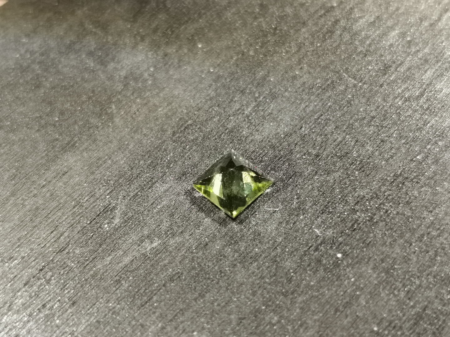 Peridoto taglio princess 0,94 ct