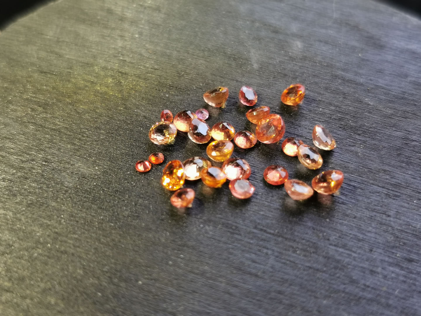 Zaffiri arancio taglio rotondo 4,77 ct totali