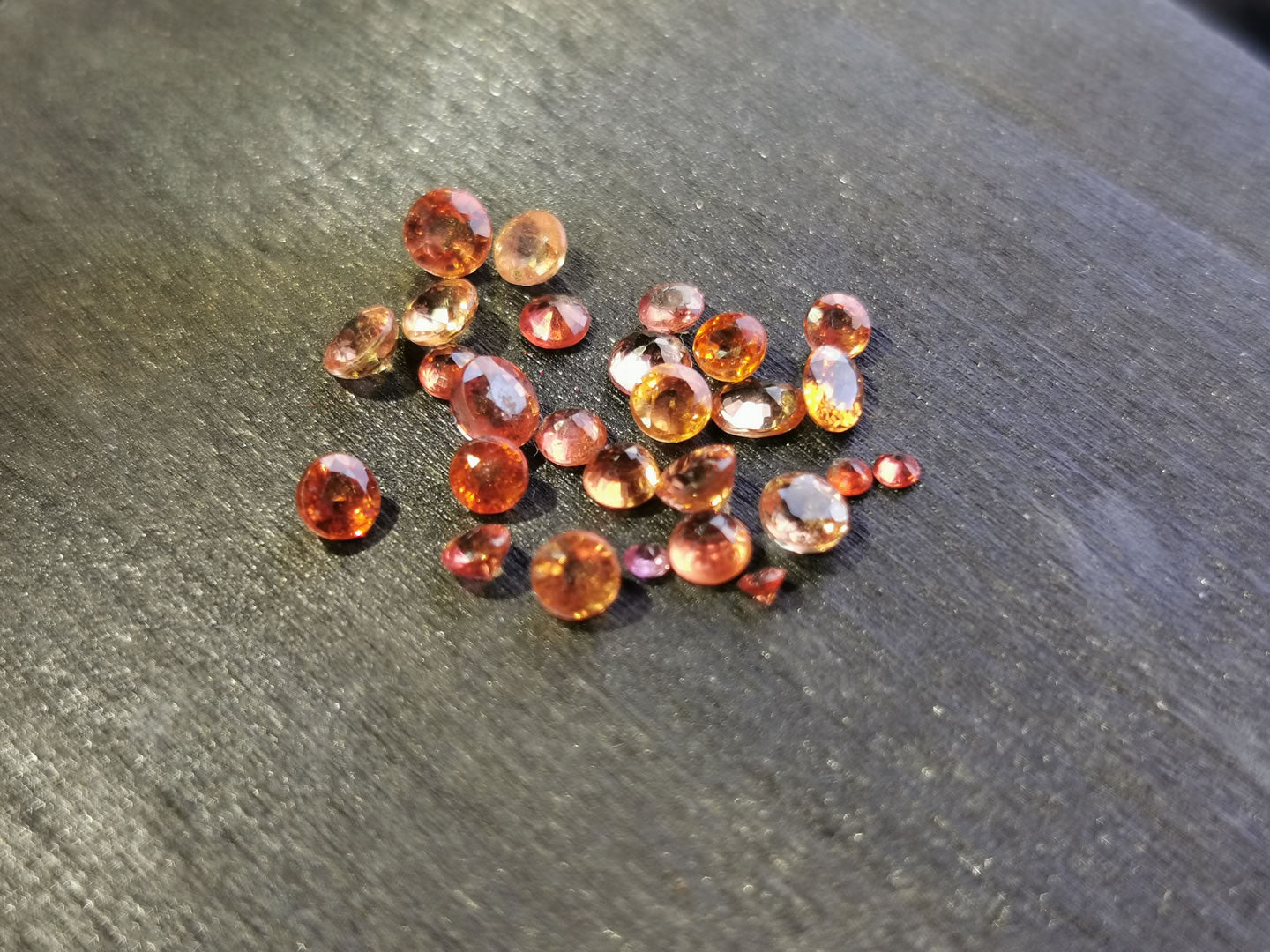 Zaffiri arancio taglio rotondo 4,77 ct totali
