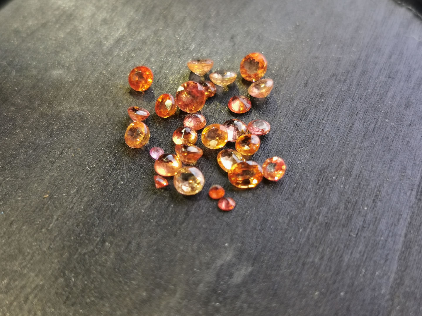 Zaffiri arancio taglio rotondo 4,77 ct totali