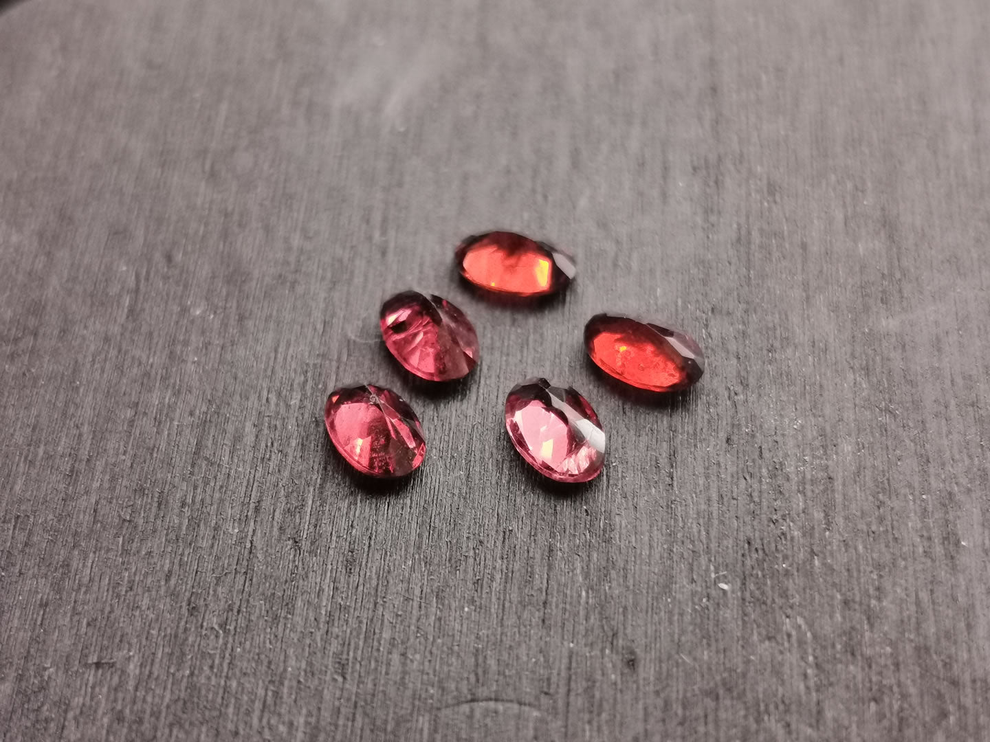 Lotto di cinque Granati Piropo-Almandino taglio ovale 2,70 ct totali