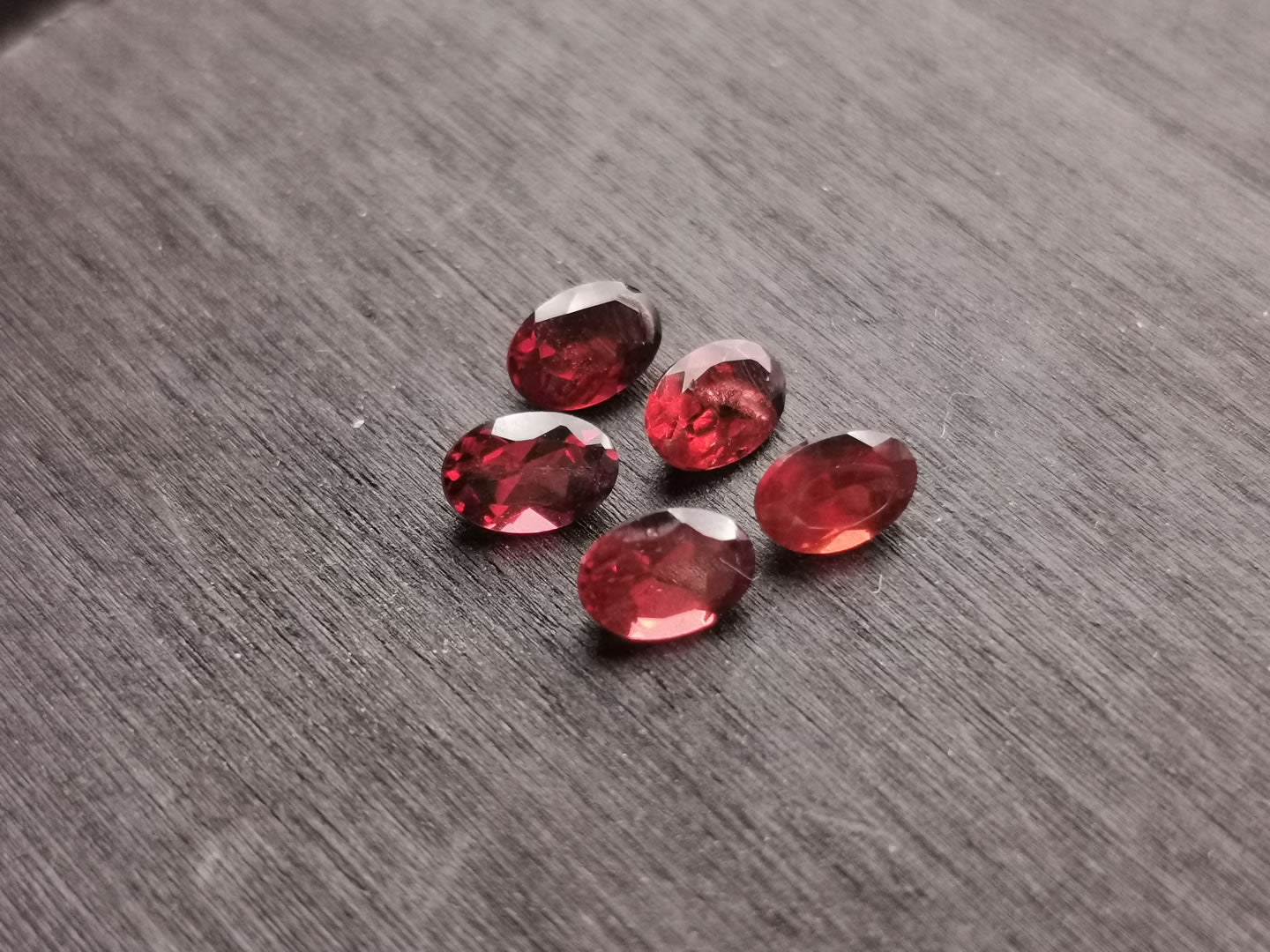 Lotto di cinque Granati Piropo-Almandino taglio ovale 2,90 ct totali