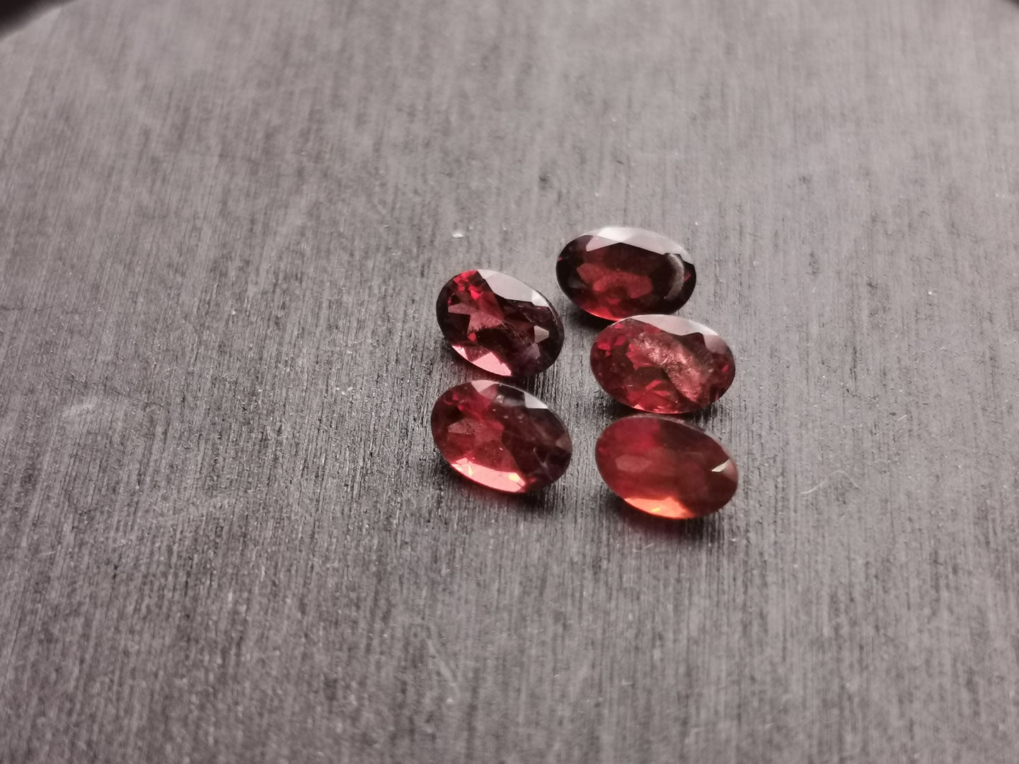 Lotto di cinque Granati Piropo-Almandino taglio ovale 2,90 ct totali
