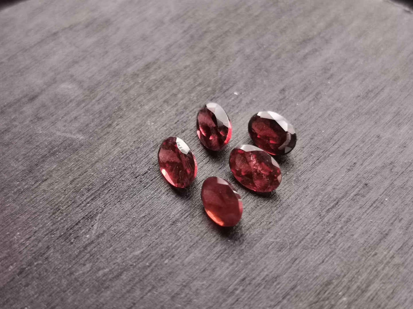 Lotto di cinque Granati Piropo-Almandino taglio ovale 2,90 ct totali