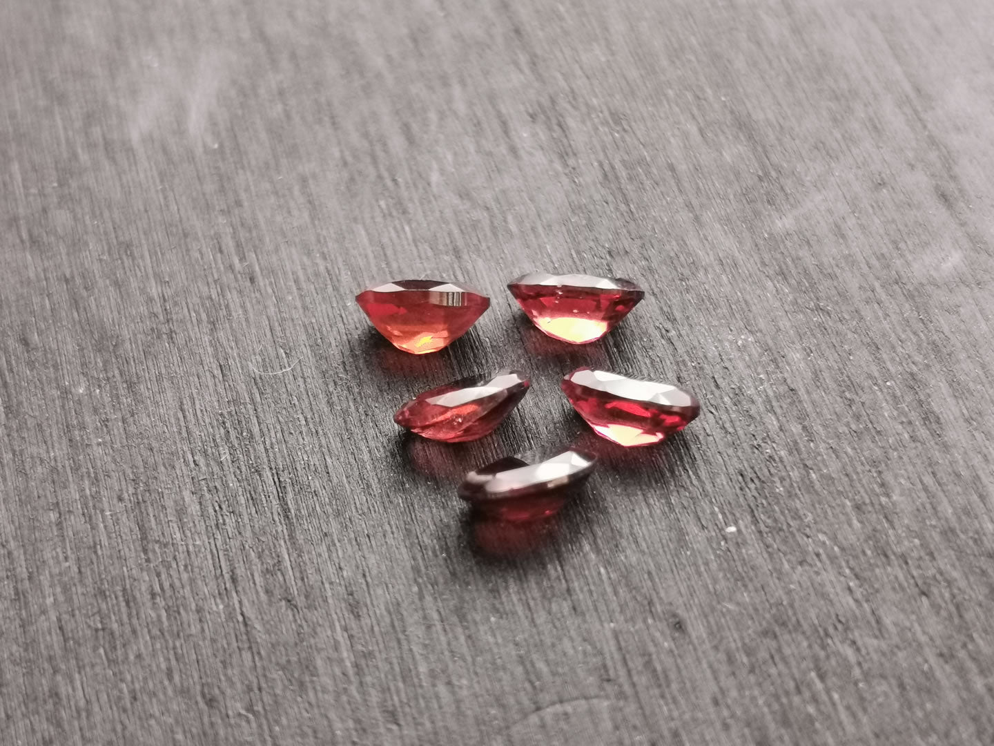 Lotto di cinque Granati Piropo-Almandino taglio ovale 2,90 ct totali