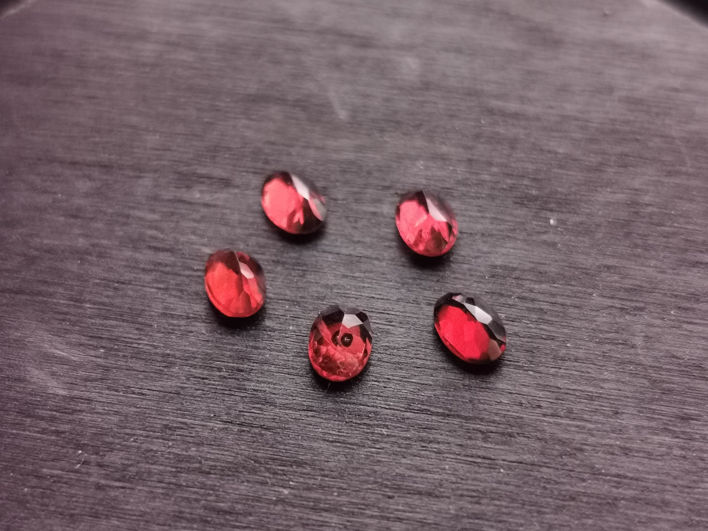 Lotto di cinque Granati Piropo-Almandino taglio ovale 2,90 ct totali
