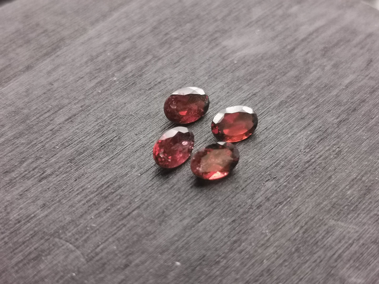 Lotto di quattro Granati Piropo-Almandino taglio ovale 2,24 ct totali