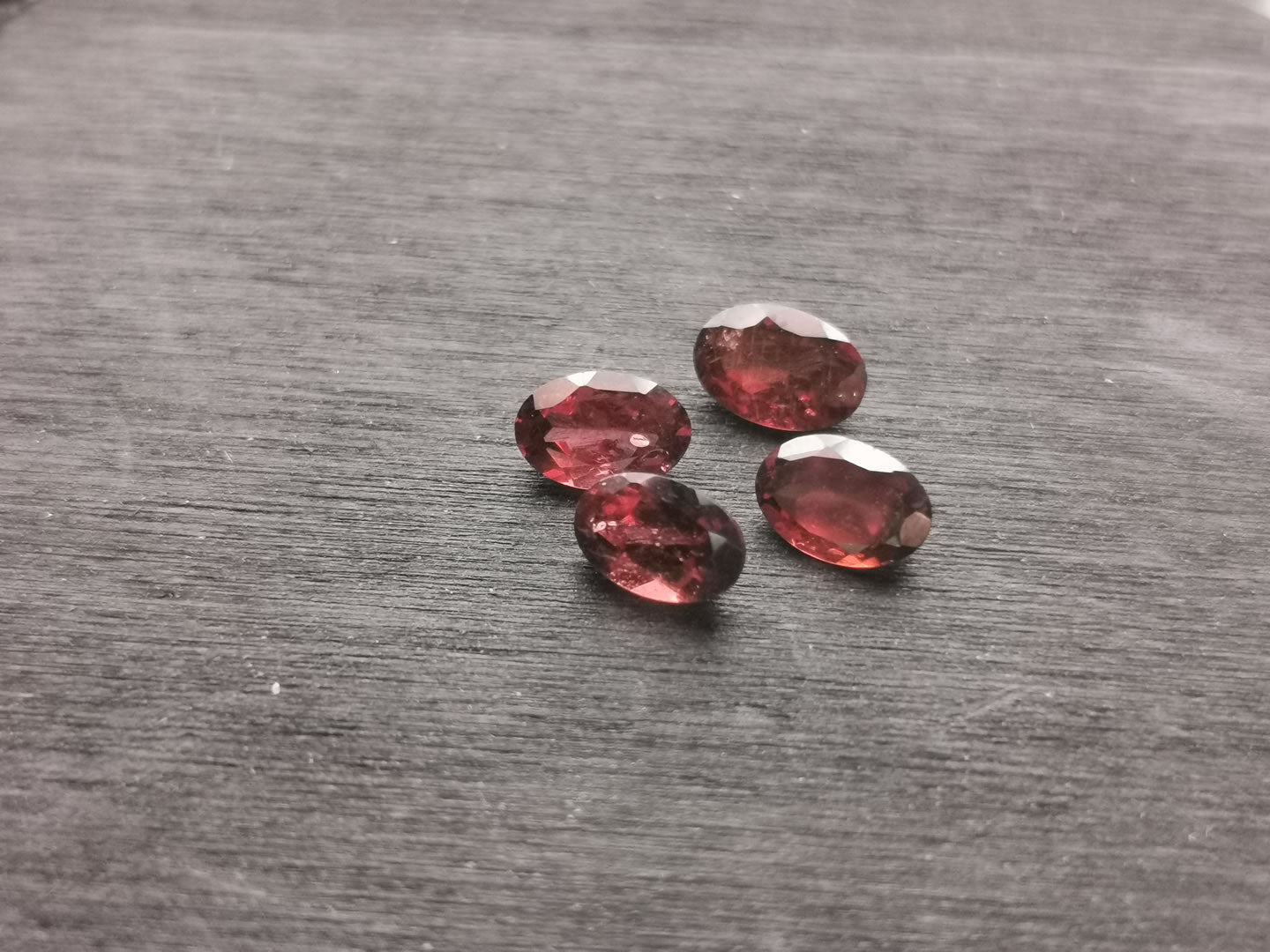Lotto di quattro Granati Piropo-Almandino taglio ovale 2,24 ct totali