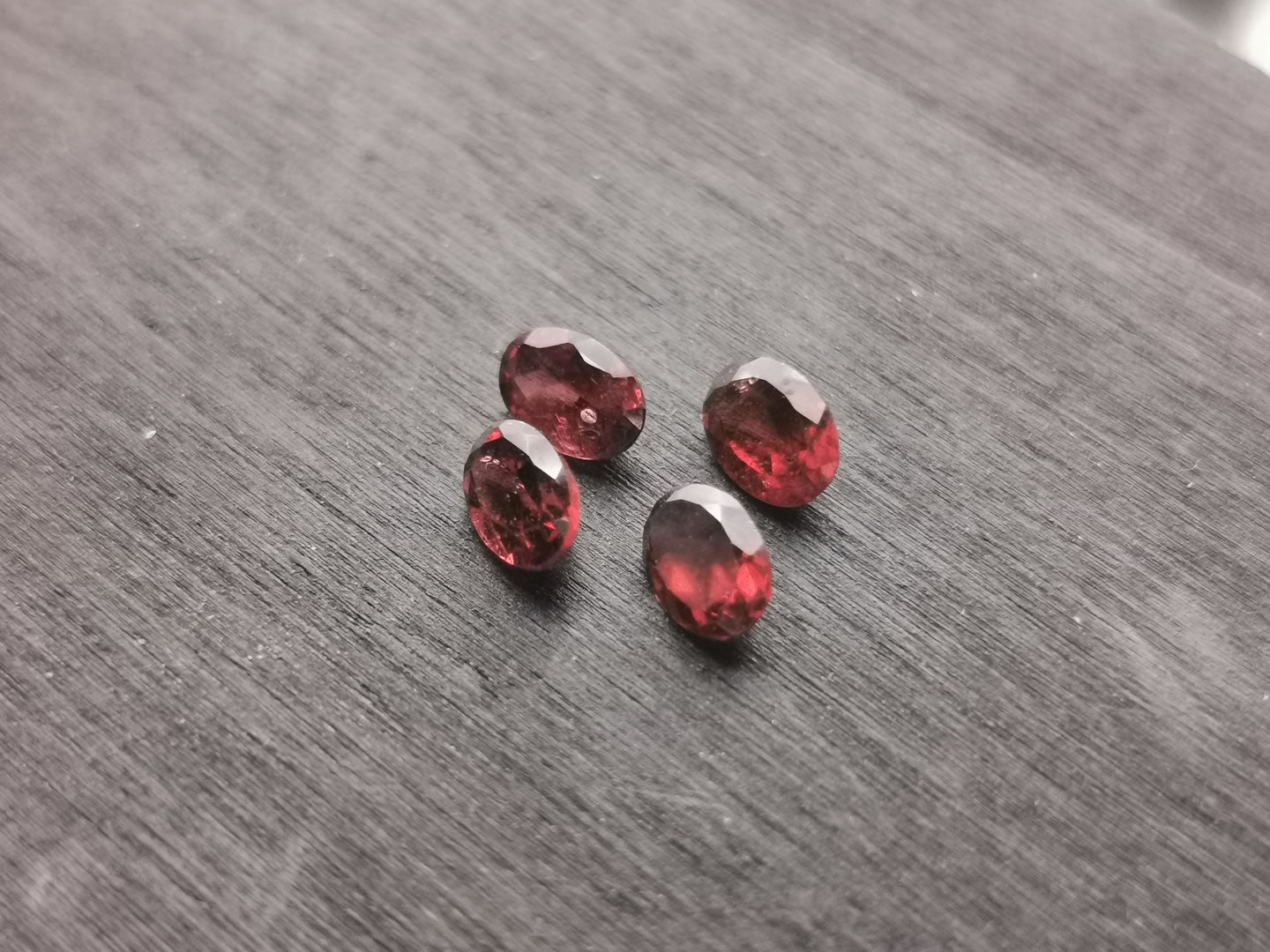 Lotto di quattro Granati Piropo-Almandino taglio ovale 2,24 ct totali