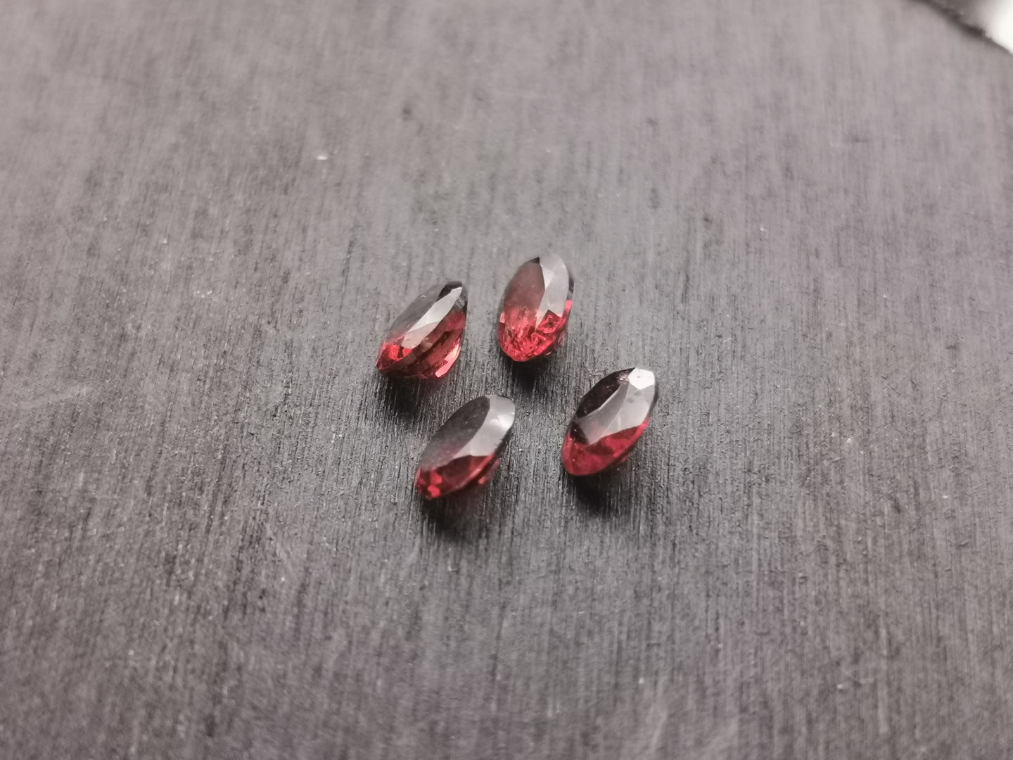 Lotto di quattro Granati Piropo-Almandino taglio ovale 2,24 ct totali