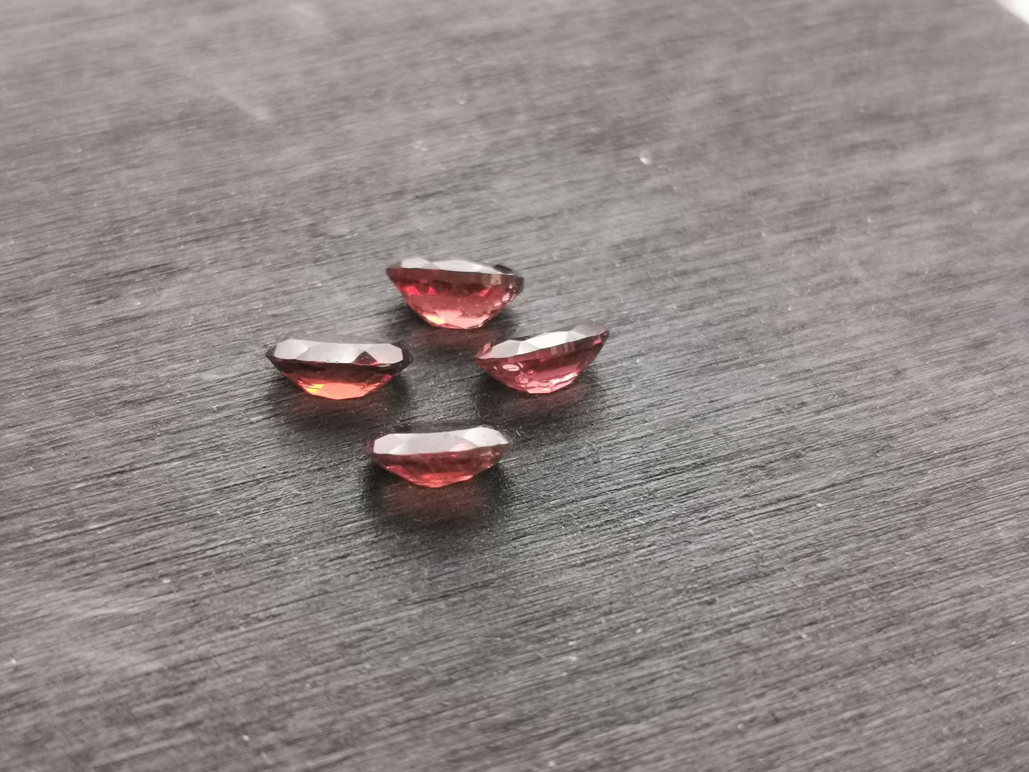 Lotto di quattro Granati Piropo-Almandino taglio ovale 2,24 ct totali