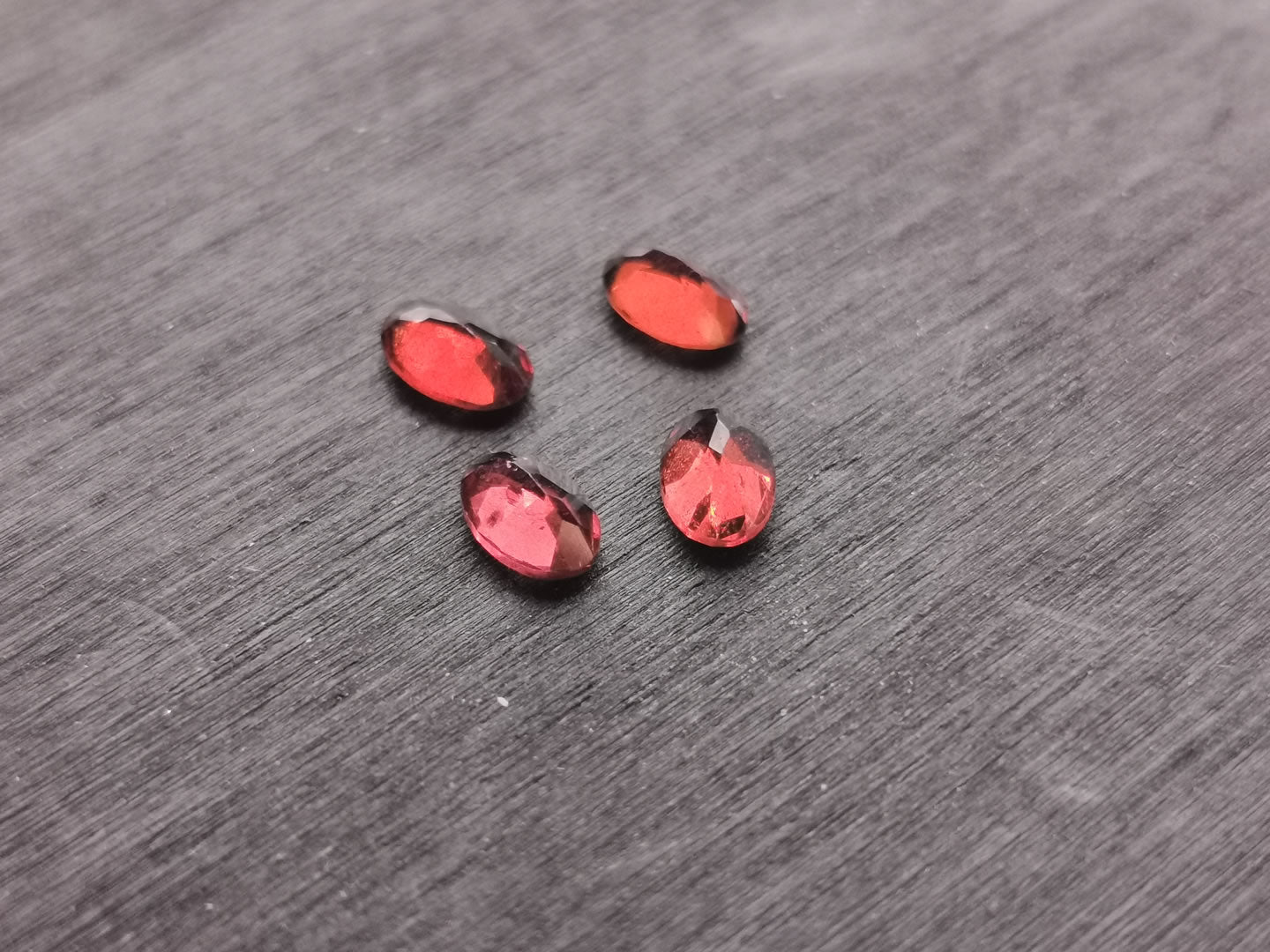 Lotto di quattro Granati Piropo-Almandino taglio ovale 2,24 ct totali