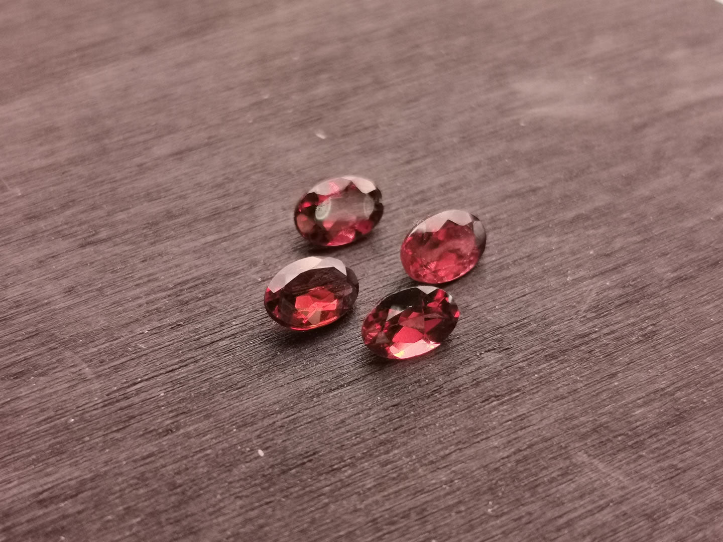 Lotto di quattro Granati Piropo-Almandino taglio ovale 2,21 ct totali