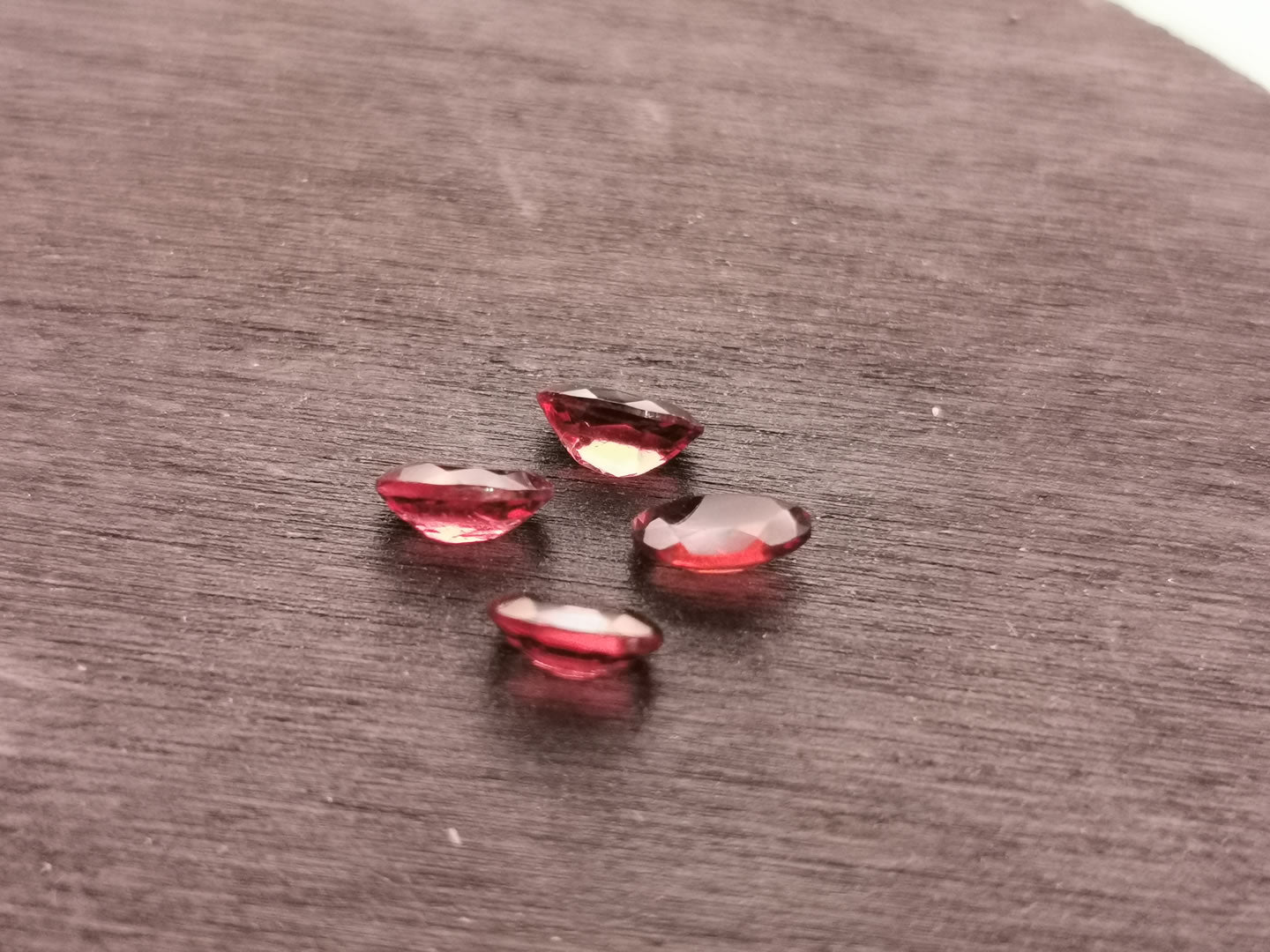 Lotto di quattro Granati Piropo-Almandino taglio ovale 2,21 ct totali