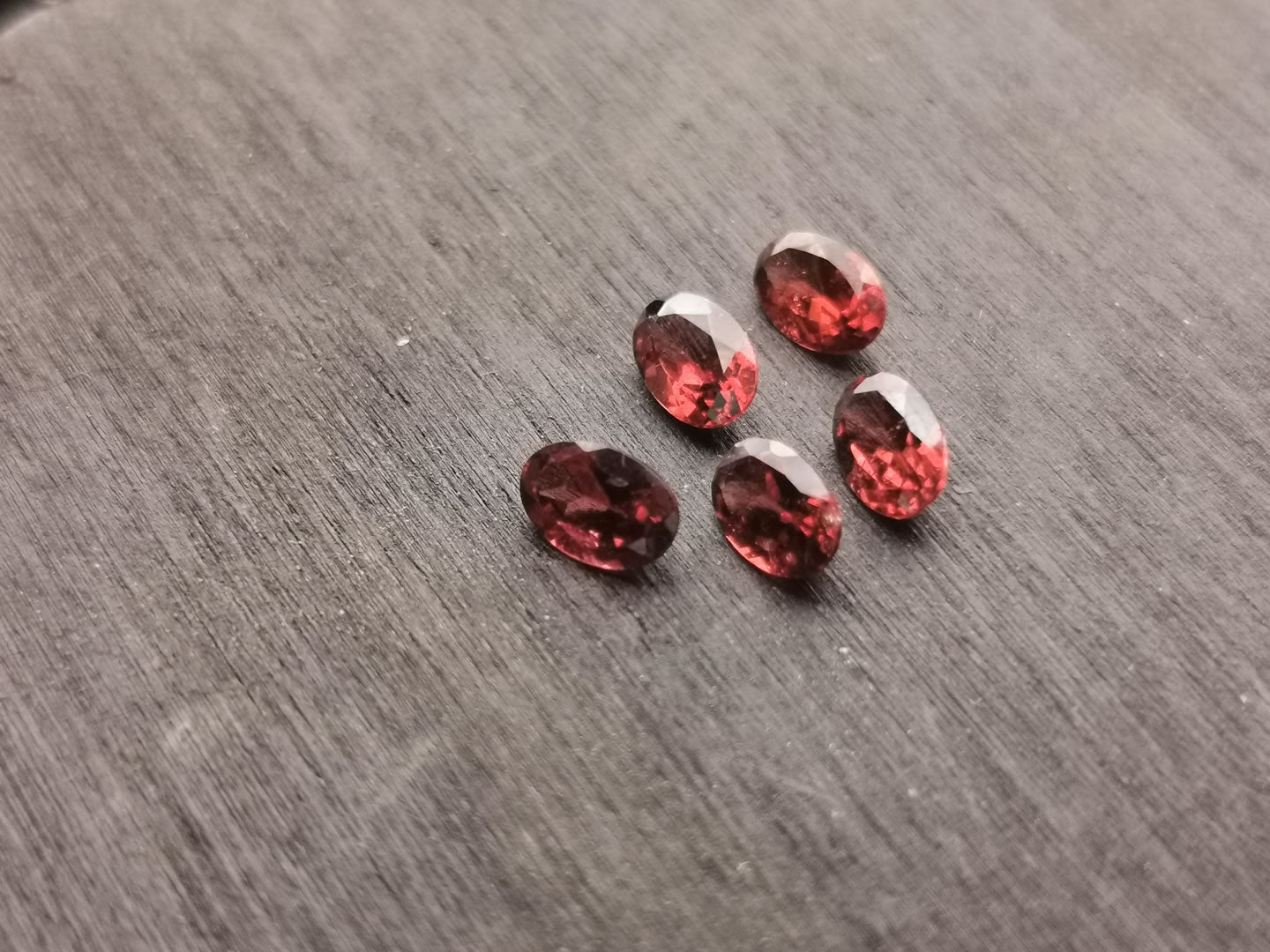 Lotto di cinque Granati Piropo-Almandino taglio ovale 2,25 ct totali