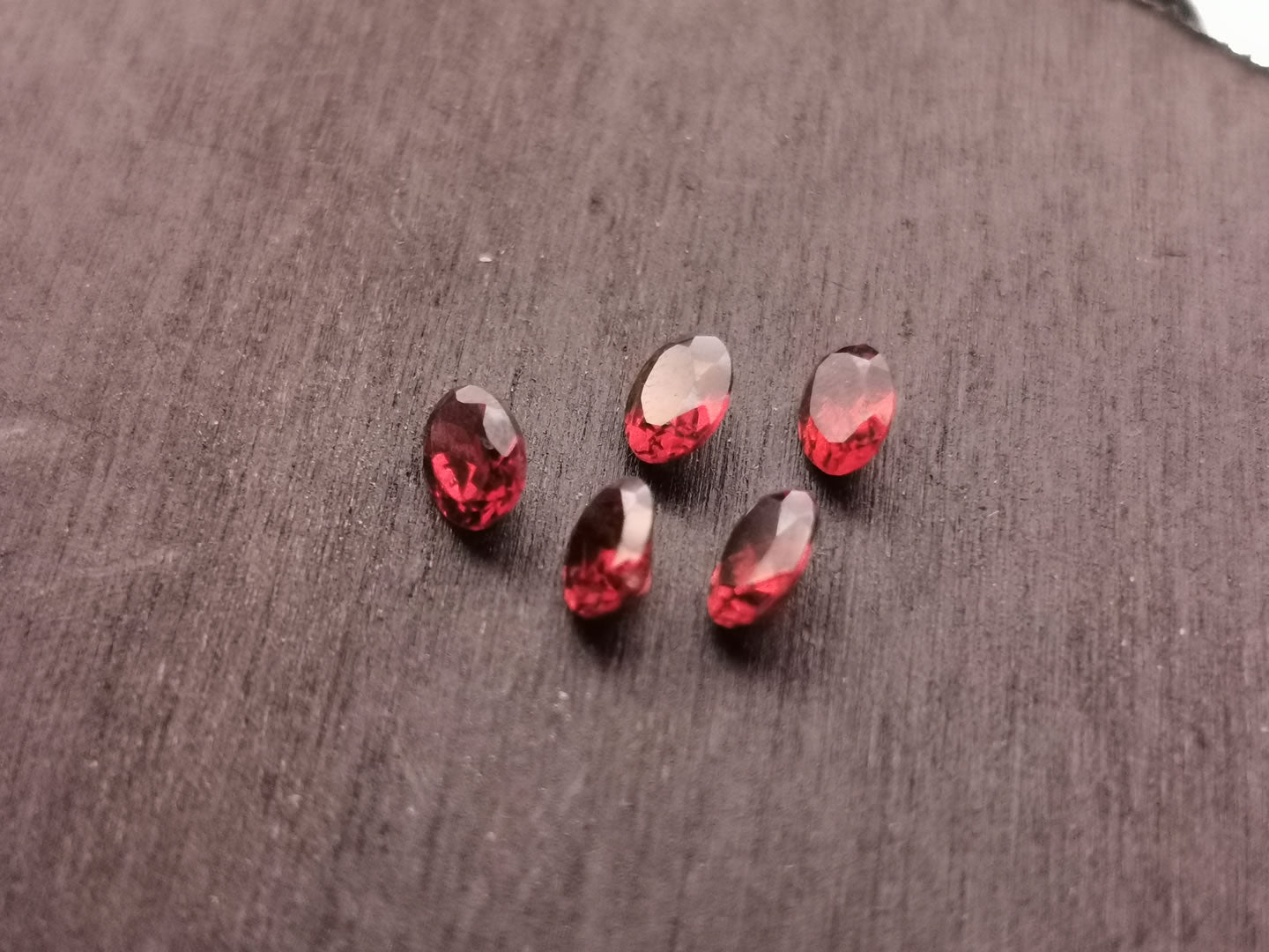 Lotto di cinque Granati Piropo-Almandino taglio ovale 2,25 ct totali