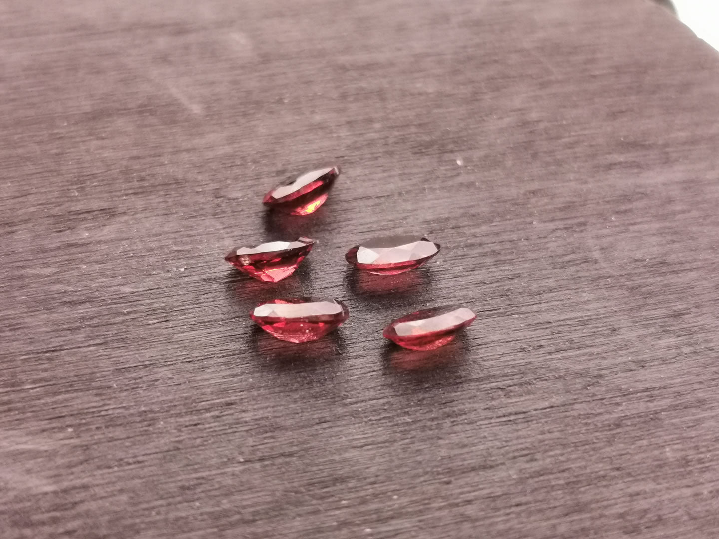 Lotto di cinque Granati Piropo-Almandino taglio ovale 2,25 ct totali