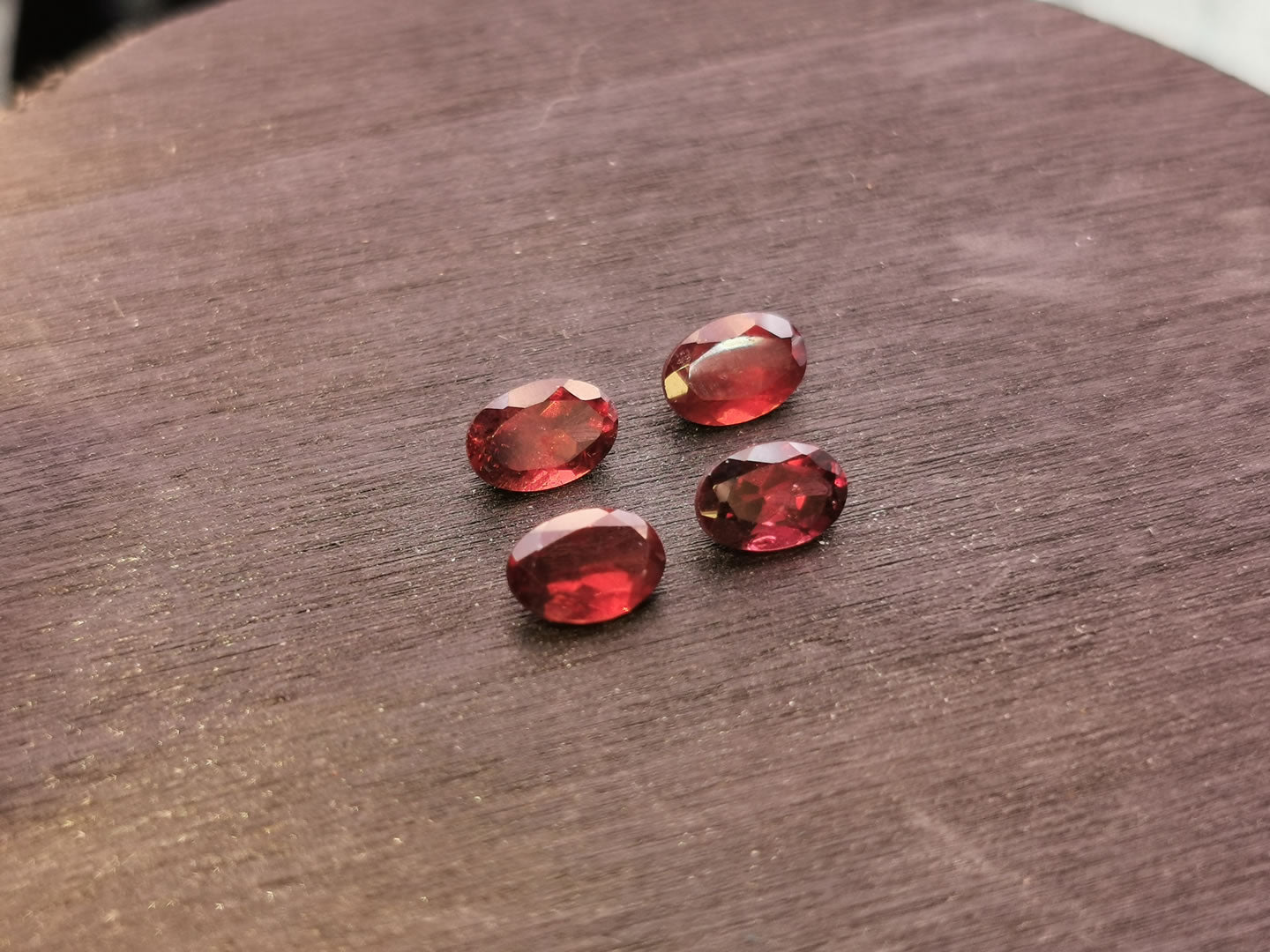 Lotto di quattro Granati Piropo-Almandino taglio ovale 2,34 ct totali
