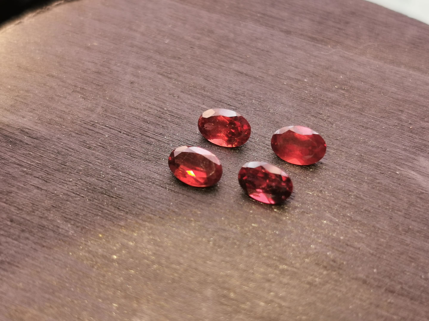 Lotto di quattro Granati Piropo-Almandino taglio ovale 2,34 ct totali
