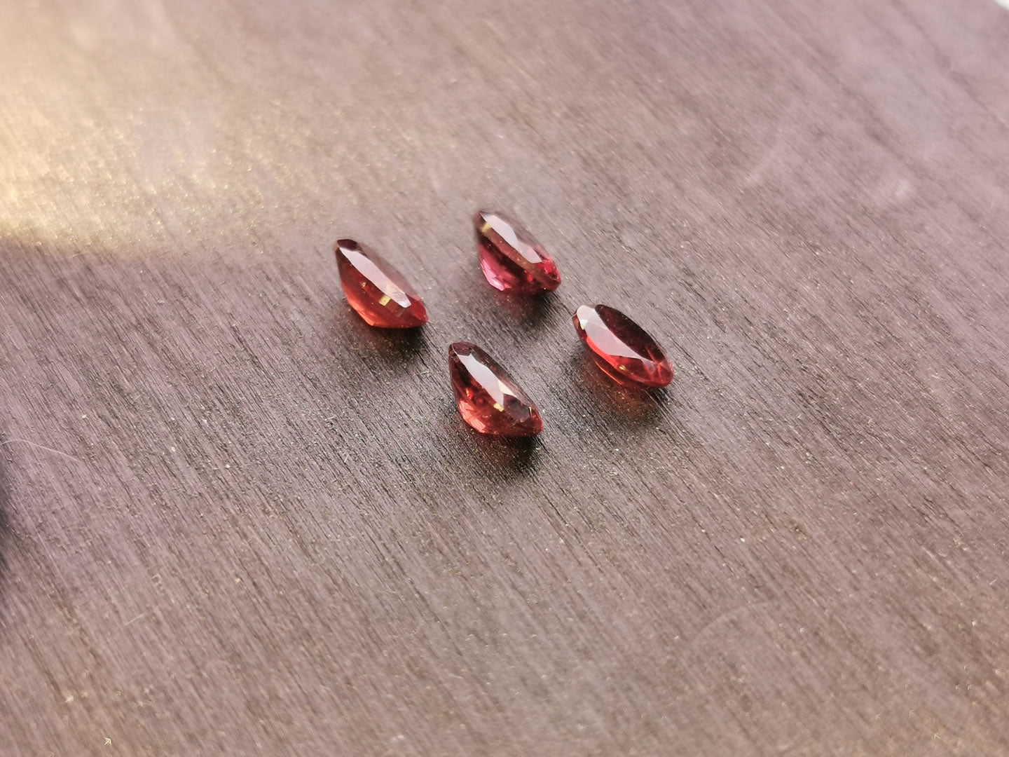 Lotto di quattro Granati Piropo-Almandino taglio ovale 2,34 ct totali