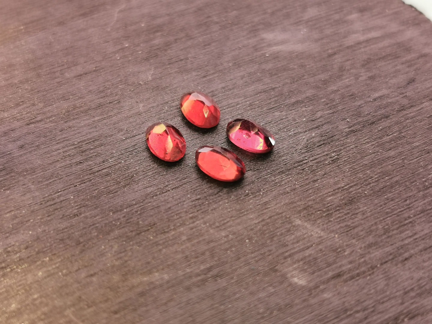 Lotto di quattro Granati Piropo-Almandino taglio ovale 2,34 ct totali