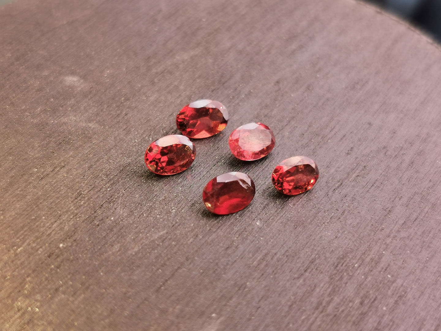 Lotto di cinque Granati Piropo-Almandino taglio ovale 2,40 ct totali