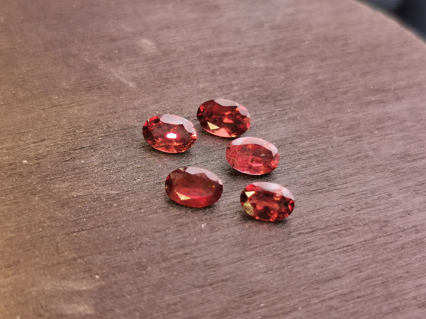 Lotto di cinque Granati Piropo-Almandino taglio ovale 2,40 ct totali