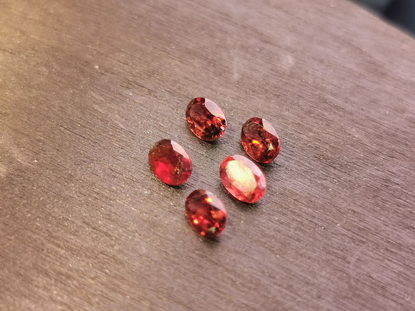 Lotto di cinque Granati Piropo-Almandino taglio ovale 2,40 ct totali