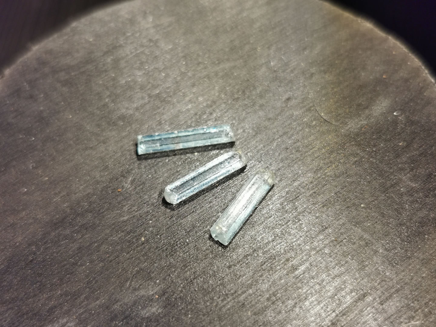 Lotto di tre Acquamarine grezze 2,81 ct